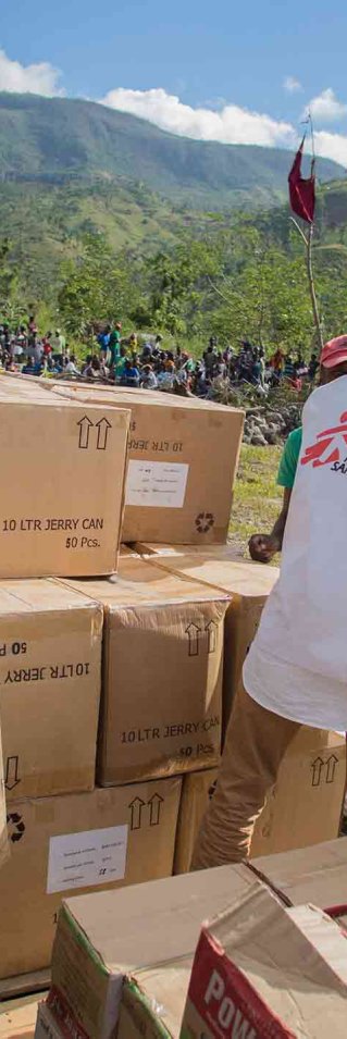 För att hjälpa människor som drabbades av orkanen Matthew i Haiti delar vi nu ut byggmaterial, hygienartiklar, vattenförvaring och vattenreningstabletter, filtar och energikex. 