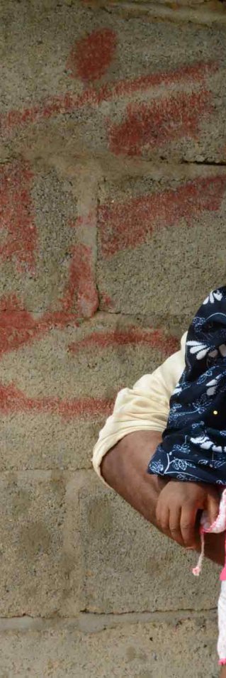 Saleh Mohammed och hans två år gamla dotter som bor utanför Abs, Jemen.