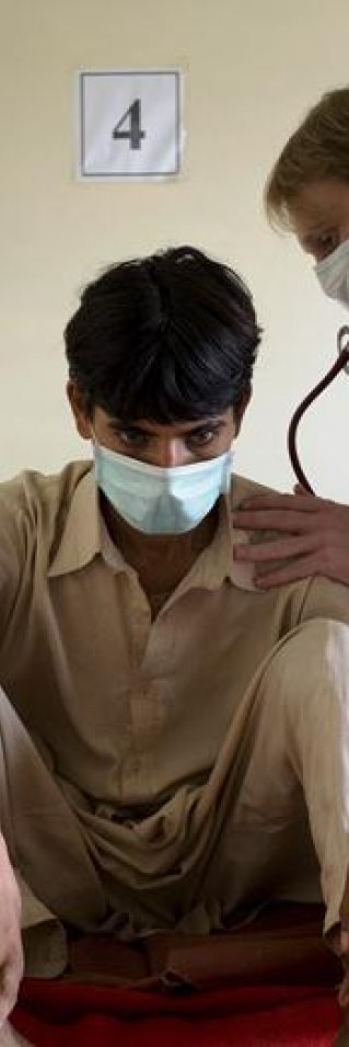 Läkaren Jonathan Starke undersöker 17-årige Kareem på ett sjukhus i Pakistan.