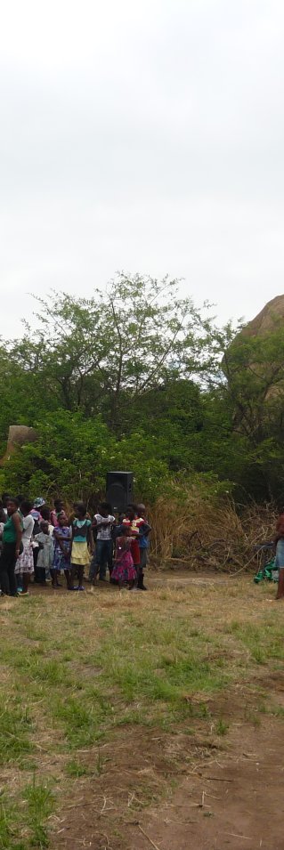 En stor grupp människor står bredvid ett partytält