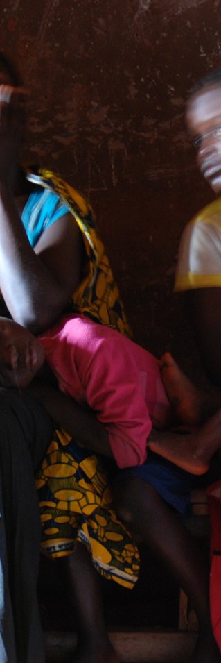 Väntande barn på vårdcentral i Katangaprovinsen i Kongo där en mässlingsepidemi pågått i månader.