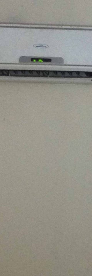 Efter två timmars kabeldragning, skruvar vi av de falska el komponenterna från väggarna och gör ordentliga kopplingar. Fläkten knakar till och startar!