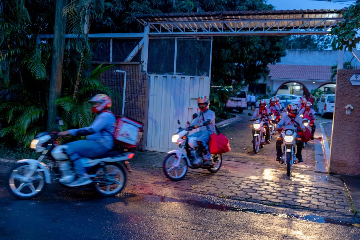 En grupp människor kör motorcyklar.