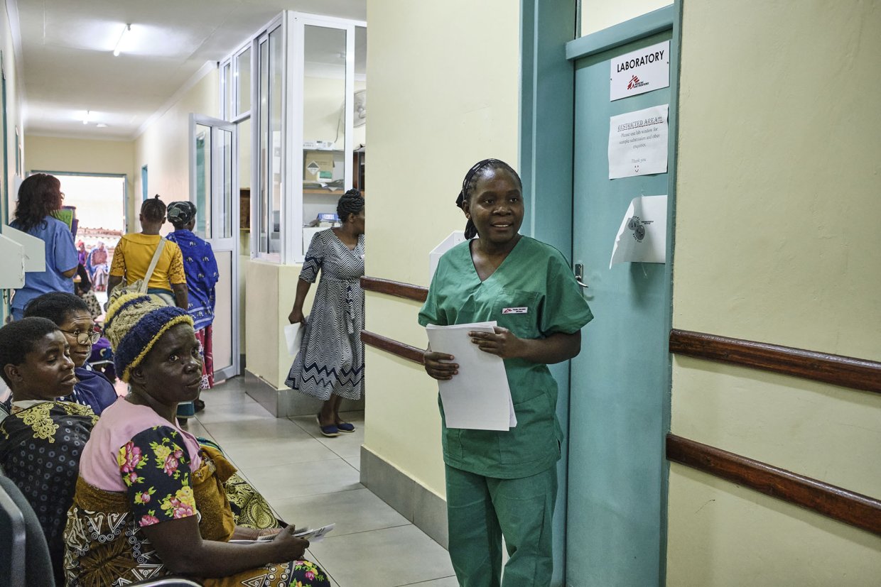 Sjuksköterska och patienter på en klinik för livmoderhalscancer