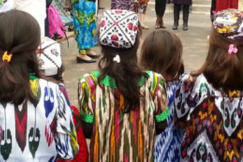 Flickor som har klätt upp sig när vi firar Världstuberkulosdagen.