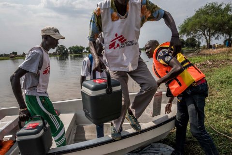 Ett mobilt sjukvårdsteam anländer till en by i Sydsudan