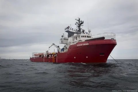 Fartyget Ocean Viking på väg till centrala Medelhavet där det ska operera som sök- och räddningsfartyg