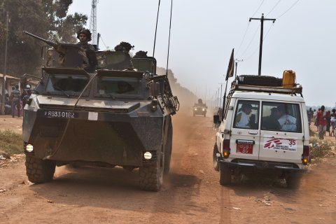 En bil på väg till Castorsjukhuset i Bangui, Centralafrikanska Republiken