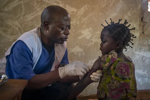 En flicka får vaccin