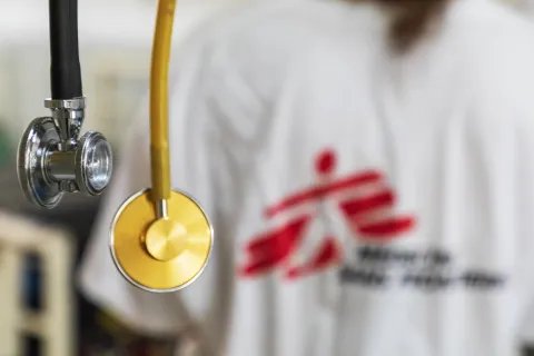 Ett stetoskåp i guld bredvid ett vanligt stetoskåp