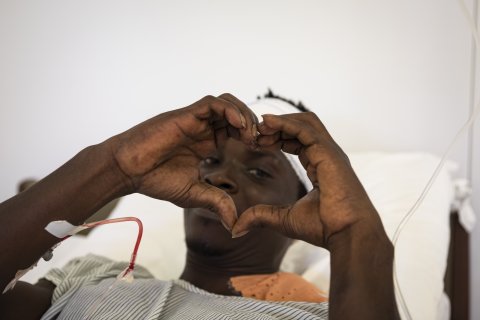 En man som håller händerna som ett hjärta