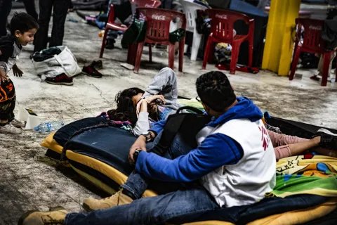 Människor får hjälp av Läkare Utan Gränsers team i Piedras Negras