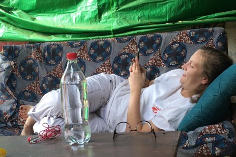 Alice tittar på sin telefon i en soffa