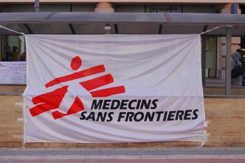 Flagga Läkare Utan Gränser på byggnad i Yerevan