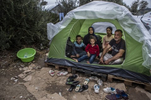 En familj sitter i sitt tält utanför flyktinglägret Moria på Lesbos, Grekland