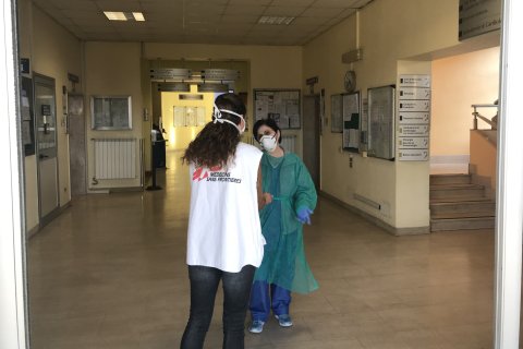 Läkare Utan Gränsers projektkoordinator Carlotta och en sjuksköterska på Codogno sjukhus i Italien 