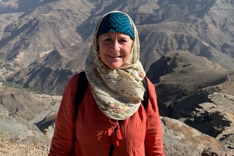 Charlottam Grunewald framför ett berg