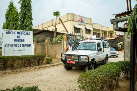 En ambulans framför ett sjukhus