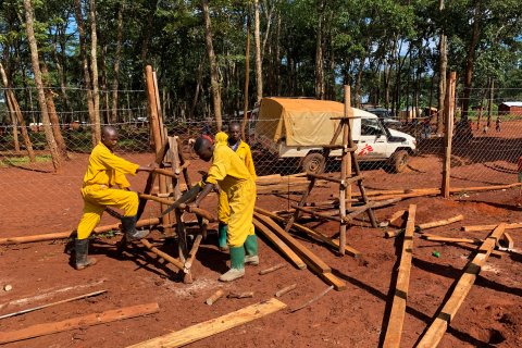 Uppbyggnaden av ett tillfälligt område för triagering och isolering i Nduta, Tanzania.