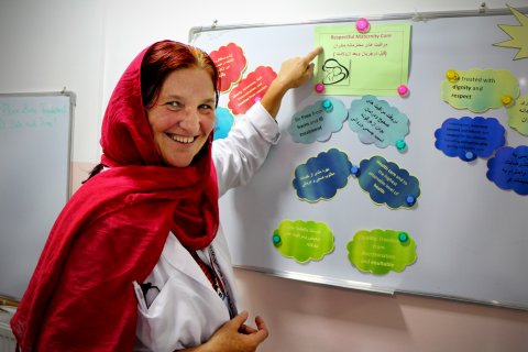 Mimansa pekar på en lapp på en whiteboard