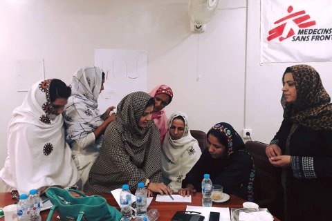 Kvinnor i Pakistan som studerar tillsammans.