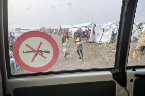 En bil åker igenom skyddslägret Pibor, Sydsudan.