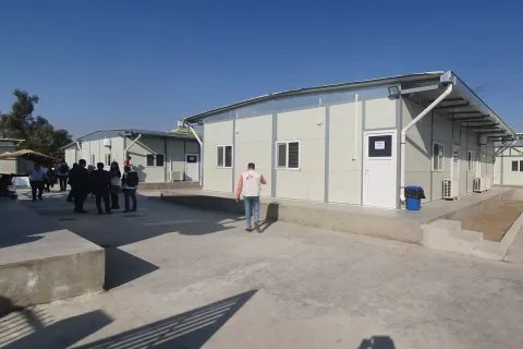 Människor går mot en sjukhusbyggnad i Mosul, Irak.