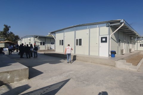 Människor går mot en sjukhusbyggnad i Mosul, Irak.