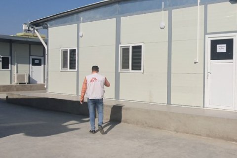 En man går mot Al-Shifaa sjukhus i Mosul, Irak.