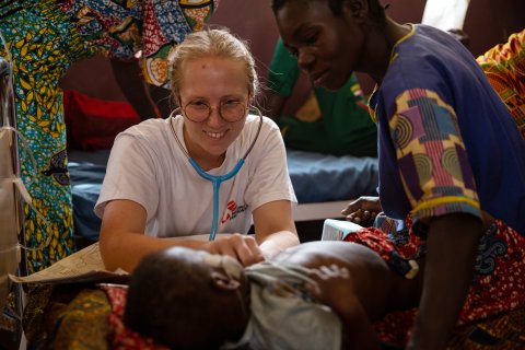 Läkaren Anna-Clara Ivarsson tar hand om ett barn sjuk i mässling på Bossangoa sjukhus, Centralafrikanska republiken.