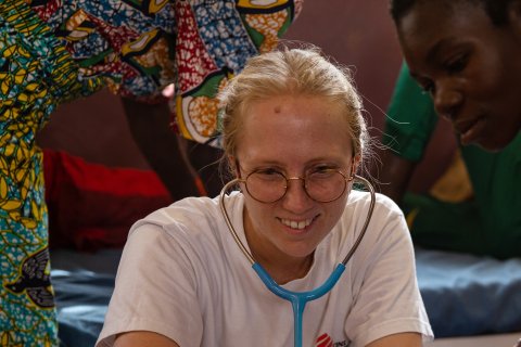 Läkaren Anna-Clara Ivarsson tar hand om ett barn sjuk i mässling på Bossangoa sjukhus, Centralafrikanska republiken.