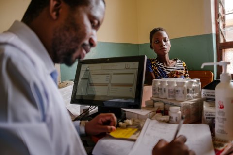 Kvinnan Lita sitter mittemot en läkare vid ett skrivbord.