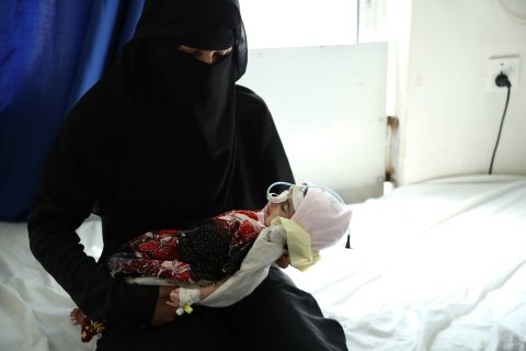 En kvinna som håller i ett barn