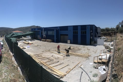 En byggnad plockas ned i Morialägret på den grekiska ön Lesbos.