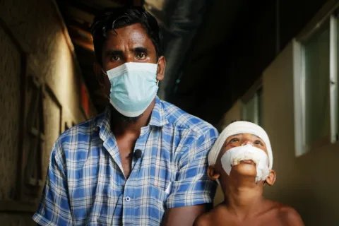 Abu Siddik, som flytt från Myanmar, tillsammans med sin son i flyktinglägret Cox's Bazar i Bangladesh. 