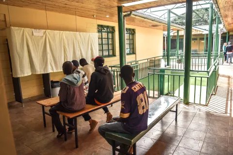 Patienter väntar på att få ta sitt metadon på kliniken i Kiambu, Nairobi, Kenya.