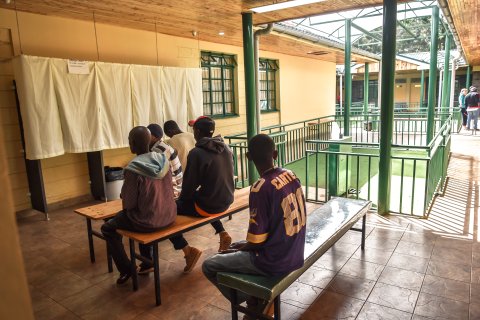 Patienter väntar på att få ta sitt metadon på kliniken i Kiambu, Nairobi, Kenya.