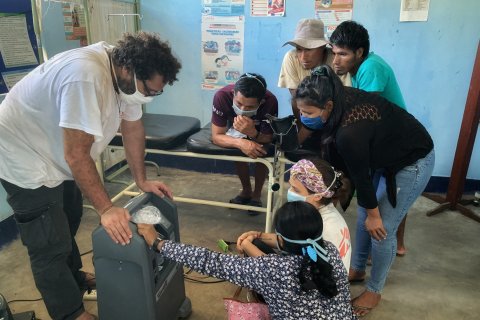 En syrekoncentrator som donerats till Caballito, Peru, för vård av covid-19 sjuka.