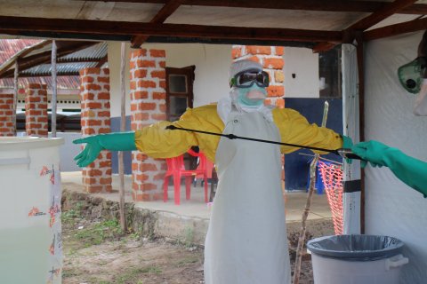 En medicinsk personal vid ebolabehandlingscentret i Bolomba, Kongo-Kinshasa.