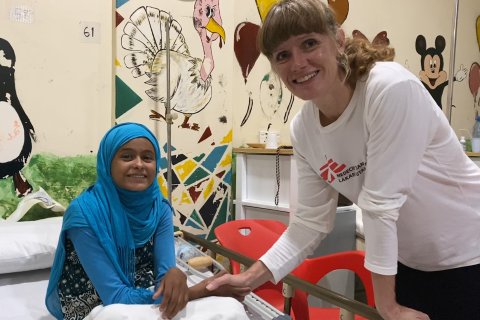 Narkosläkaren Anna Marit Löfmark och 14-åriga Marwa, på ett sjukhus i Aden, Jemen.