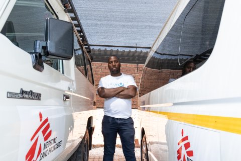 Lebogang Seketema som arbetar med att köra personer som utsatts för sexuellt våld till och från Läkare Utan Gränsers klinik i gruvstaden Rustenburg, Sydafrika. 