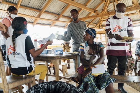 En mamma och hennes barn besöker ett av Läkare Utan Gränsers sjukhus för barn under fem år i Kenema, Sierra Leone