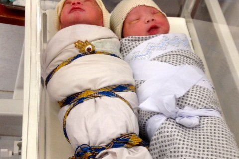 Två välinlindade nyfödda på mödravårdskliniken i Kabul.