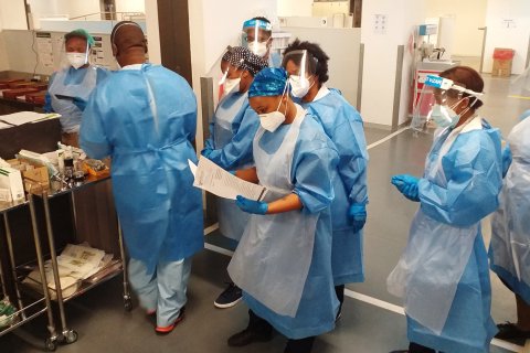 Sjukvårdspersonal med ansiktsmasker