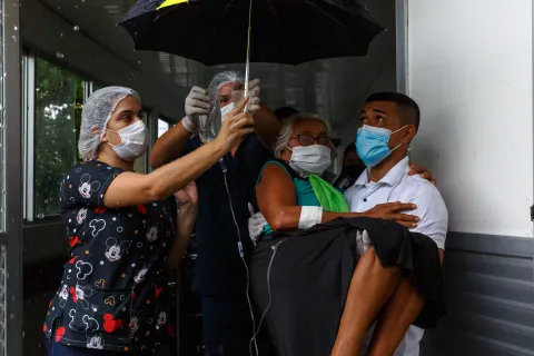 En covidpatient i Amazonasregionen, Brasilien, blir buren till ambulansen.