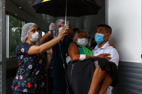 En covidpatient i Amazonasregionen, Brasilien, blir buren till ambulansen.