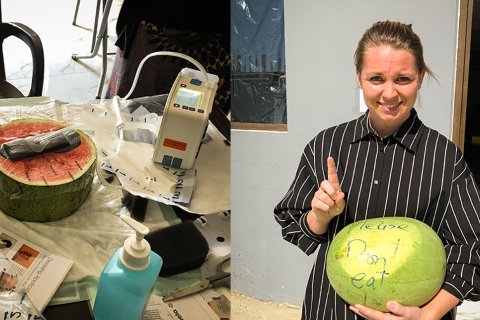 Sjuksköterskan Anna Lena Eriksson står med en vattenmelon i famnen.