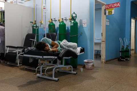 En kvinna ligger på en brits i en sjukhuskorridor på sjukhuset i staden Porto Velho, Rondônia, Brasilien, där Läkare Utan Gränser arbetar med att vårda covidpatienter.