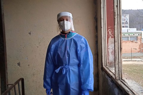 Läkaren Johanna Jansson, som arbetar med covid-19 i Slovakien, står i ett trapphus och tittar in i kameran.