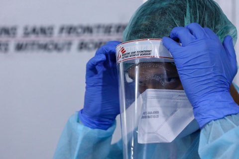 En anställd från Läkare Utan Gränser sätter på sig skyddsutrustning för att arbeta med vår insats mot covid-19 i Indien.